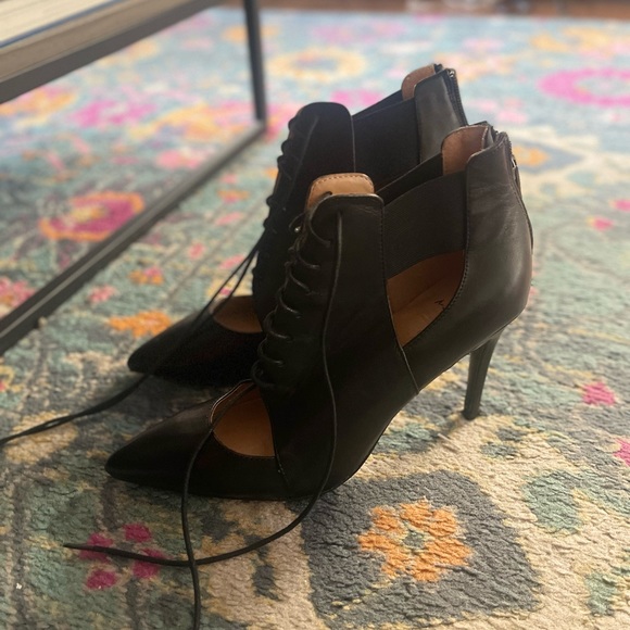 Banana Repyblic Cutout Heel Bootie barely worn ! - Picture 10 of 11